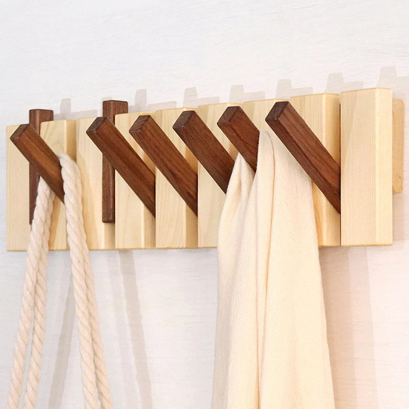 Wandgarderobe aus Holz mit herunterklappbaren Haken