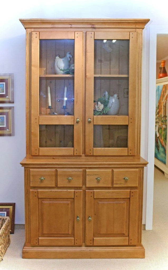 Vitrine Achensee im Landhaus-Stil gebeizt und lackiert
