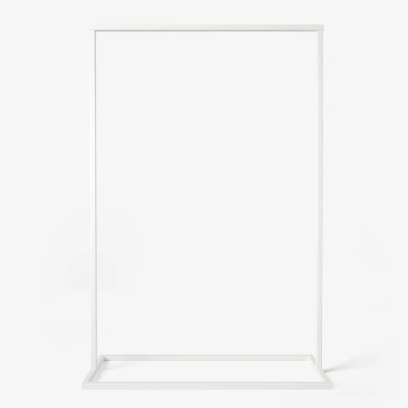 Frame Georgia - Weißer Kleiderständer mit quadratischem Fuß im industriellen Design