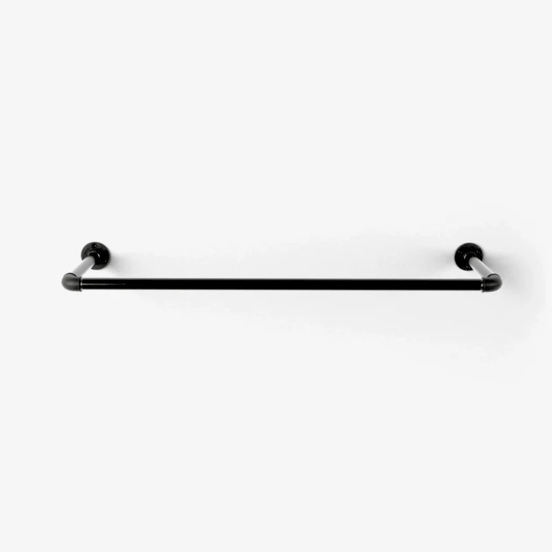 Joey – Wandgarderobe aus schwarzen Wasserrohren