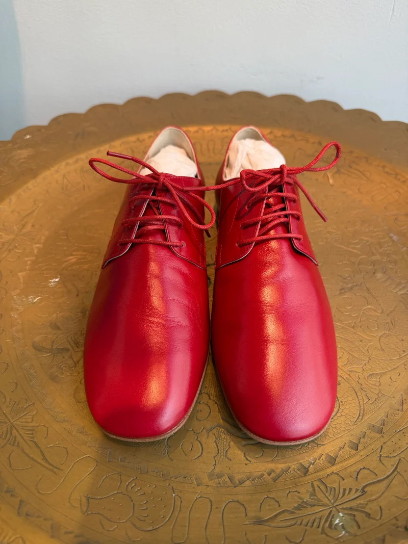 Roter Serge-Schuh