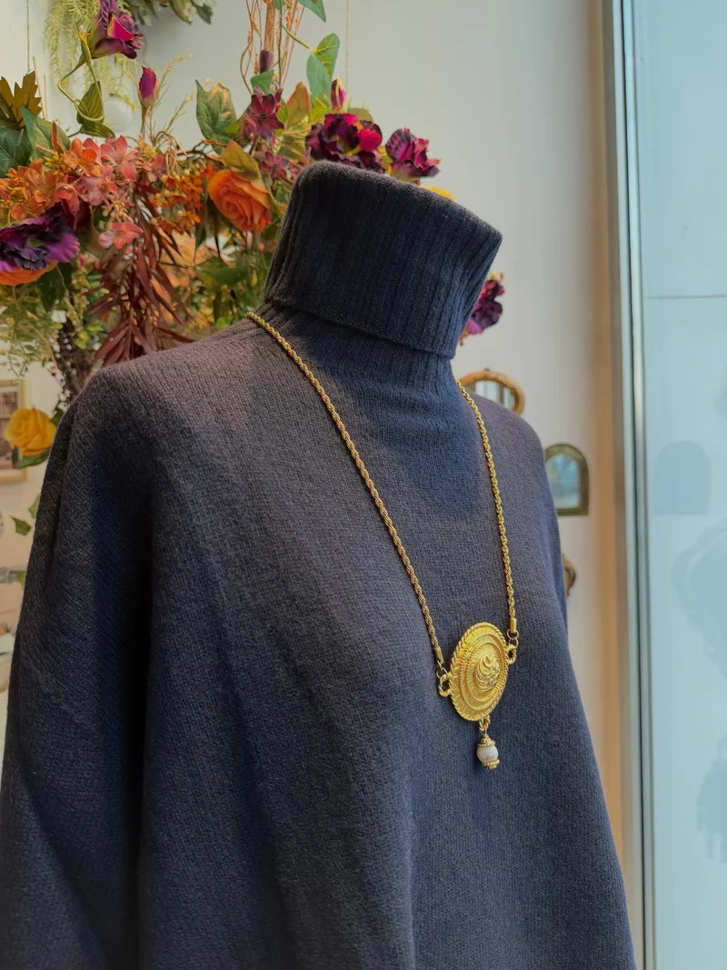Mitternachtsblauer Rollkragenpullover