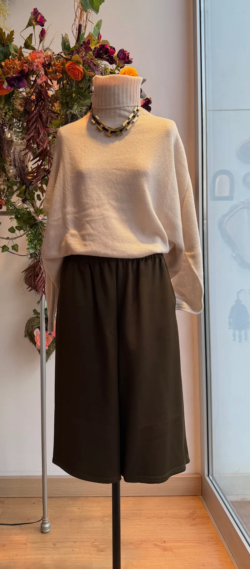Elfenbeinfarbener Rollkragenpullover