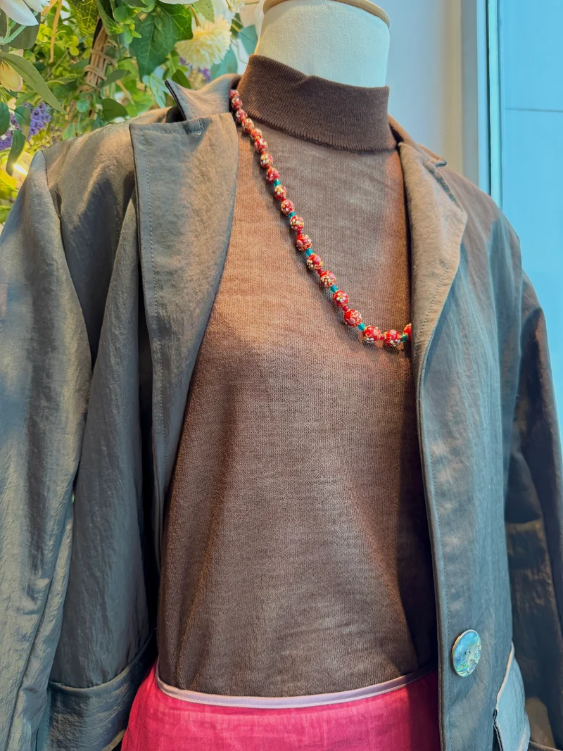 Dunkelbrauner Rollkragenpullover