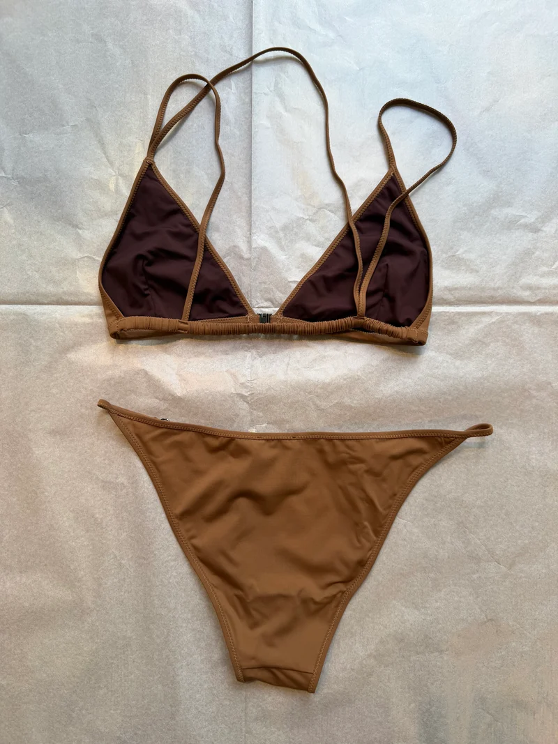 Karamellfarbener Triangel-Bikini