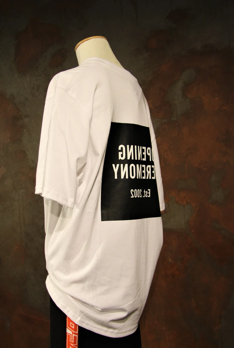 Weißes T-Shirt zum Öffnen