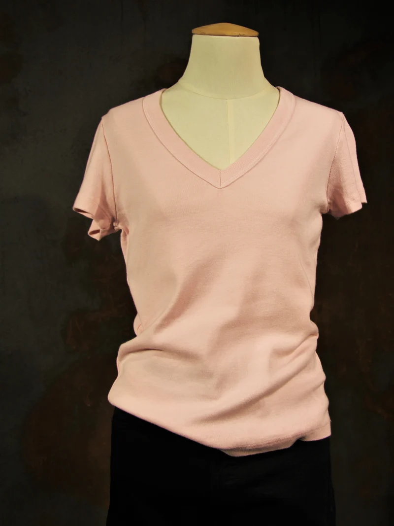 T-Shirt mit V-Ausschnitt und Rosen