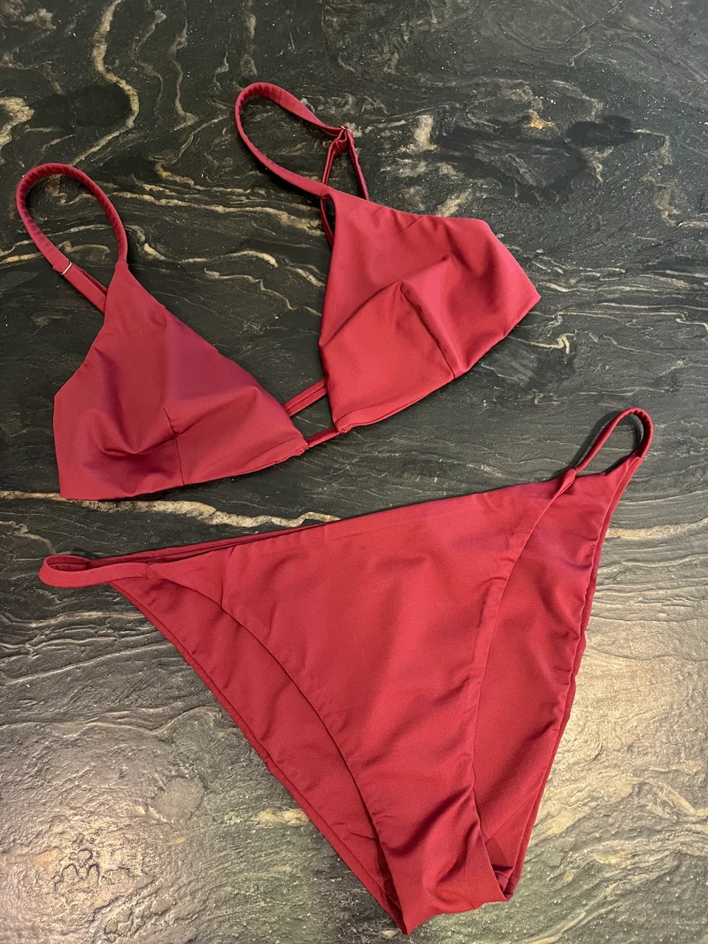 Tiefer Kirsch-Bikini