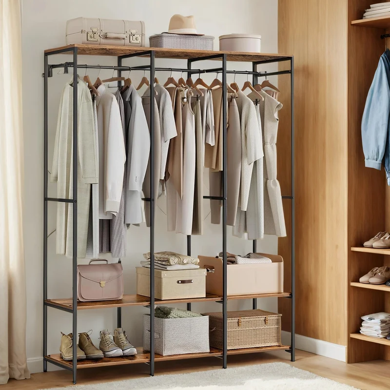 Kleiderschrank offen mit Kleiderstange und Haken